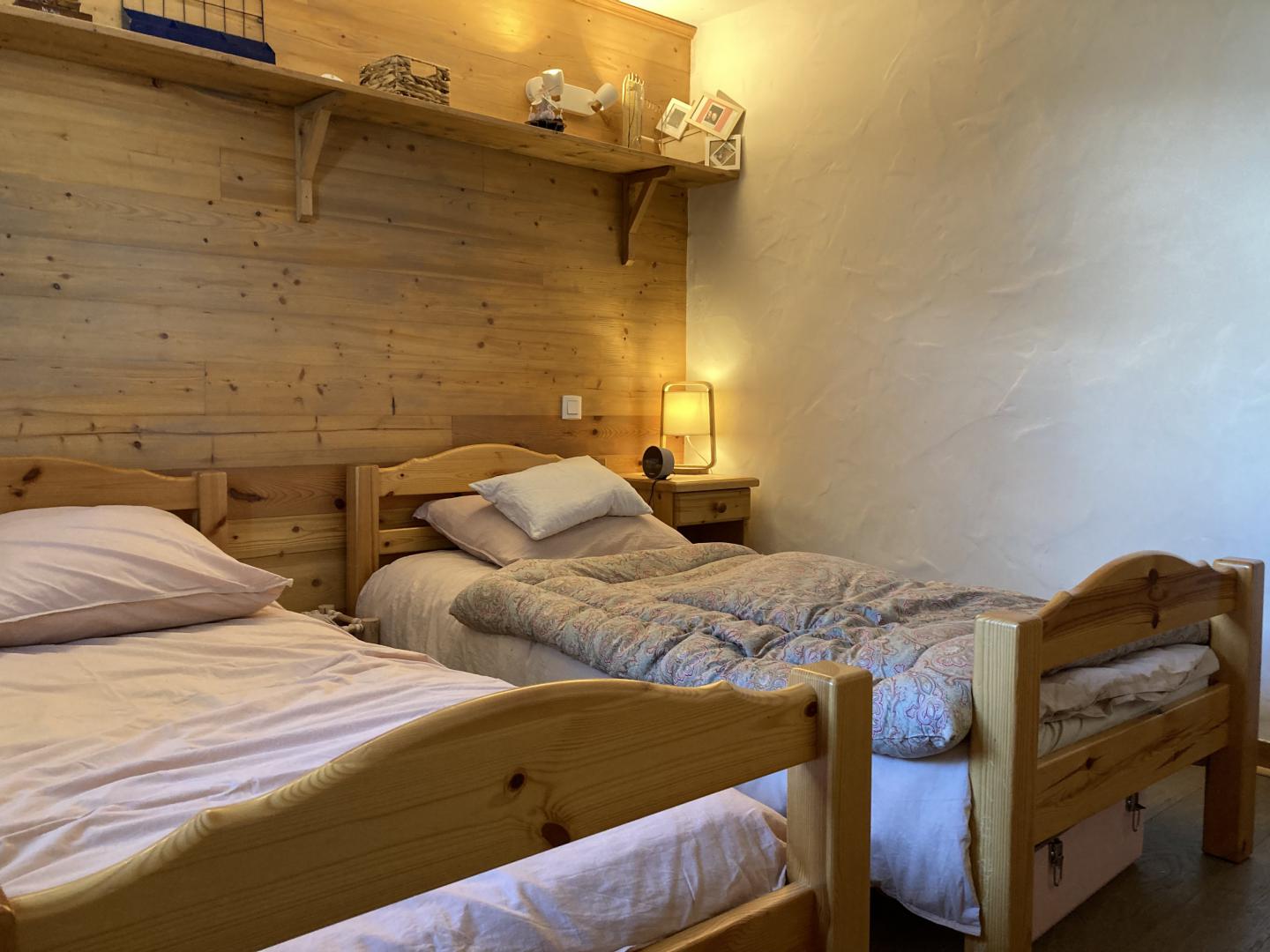 La chambre à deux lits jumelables, vue vallée.