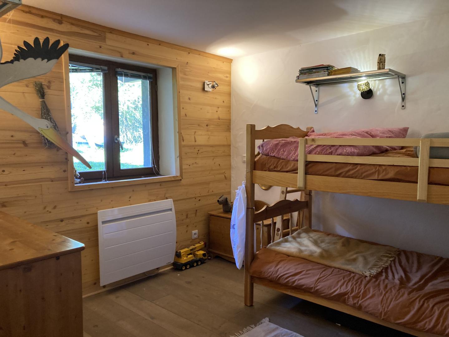 La chambre jardin: deux lits superposés (jumelables) et un lit tiroir.